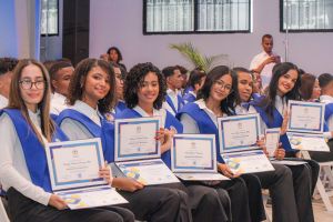 Ministro de Educación preside la sexagésima séptima graduación del Instituto Politécnico Loyola