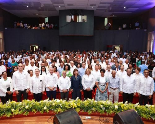 Vicepresidenta Raquel Peña comparte visión sobre liderazgo femenino y juventud en el Instituto Politécnico Loyola