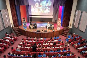 El Instituto Politécnico Loyola celebra panel y exposición de arte reciclado en conmemoración del Día Mundial del Reciclaje