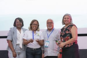 Ana Hilda Benítez es reconocida por su entrega y compromiso con la comunidad educativa Loyola